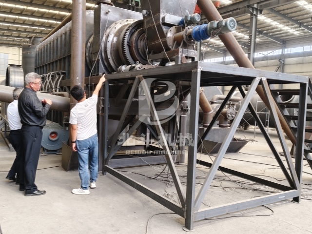 客戶實地考察,深入了解炭化爐生產(chǎn)工藝